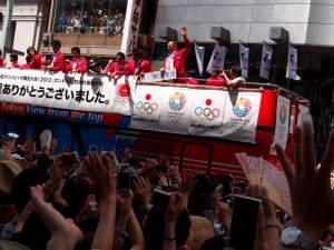 p1207xx_7 メダリストらの凱旋