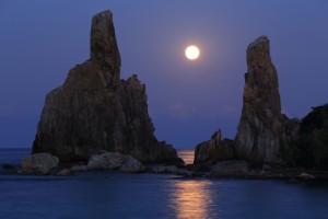 満月が照らす橋杭岩
